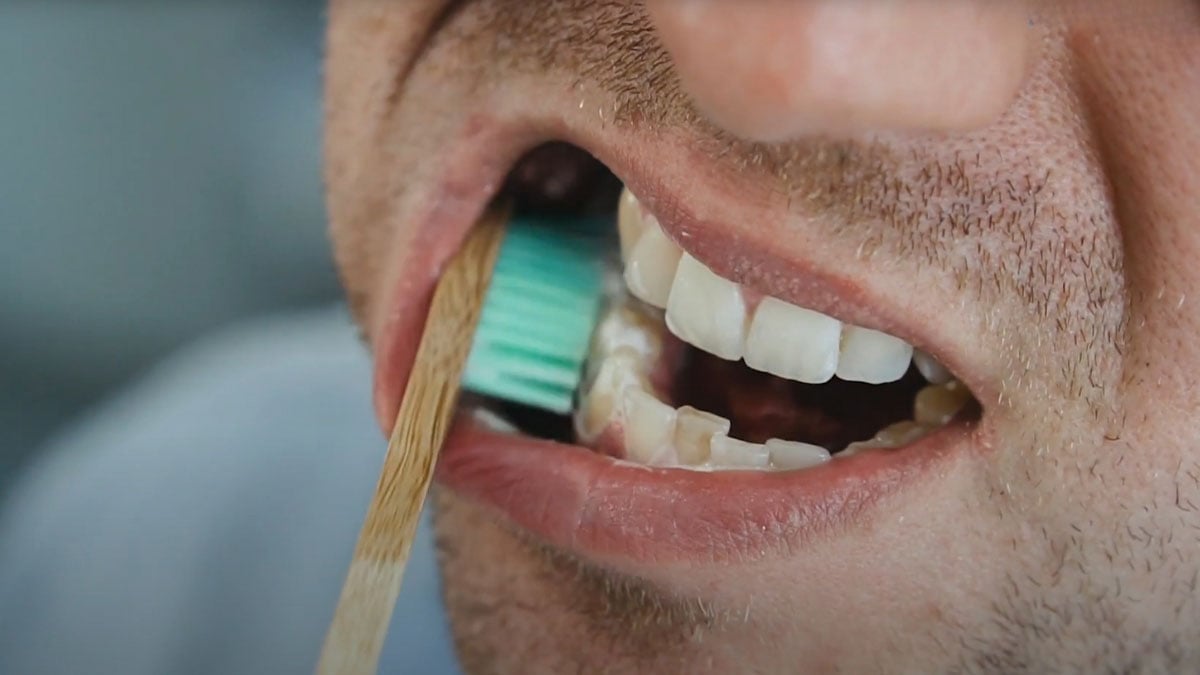 How to brush your teeth properly 3