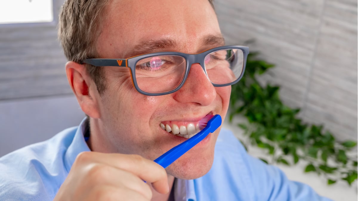 How to brush your teeth properly 3