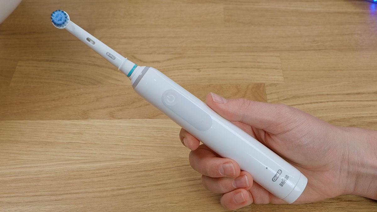 Oral-B Smart 2000 in hand