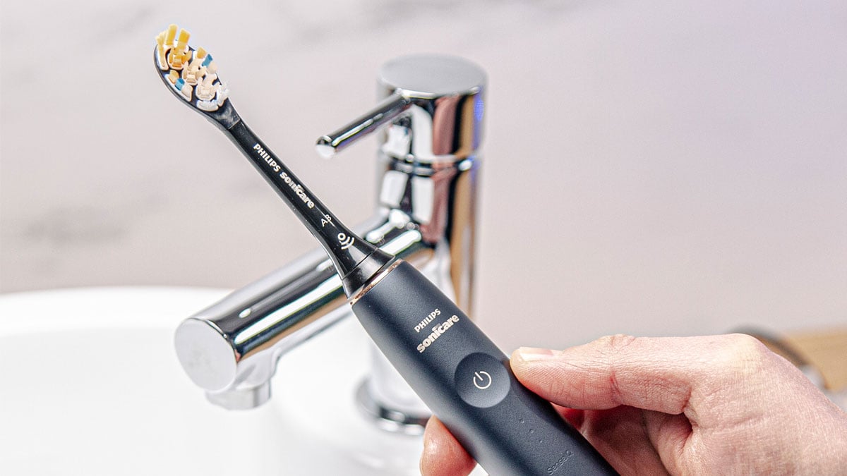 Sonicare Prestige 9900 in hand