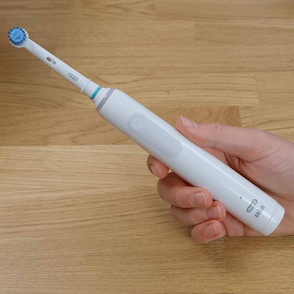 Oral-B Smart 2000 in the hand