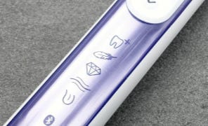 Close up of Oral-B cleaning modes on a brush