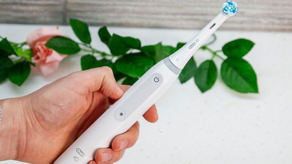 Oral-B iO3 in the hand