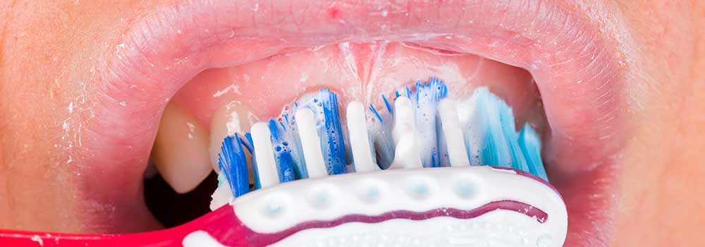 Manual toothbrush brushing front teeth