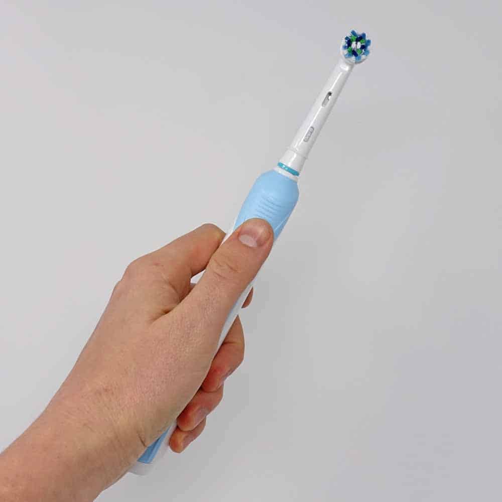 Oral-B Pro 600 in hand