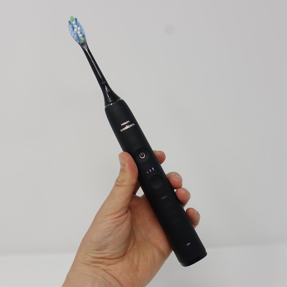 DiamondClean 9000 from Sonicare held in hand