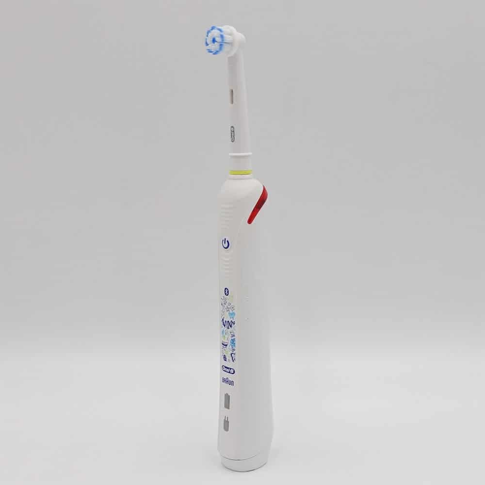 Full height side shot of Oral-B Junior Smart with brush head on