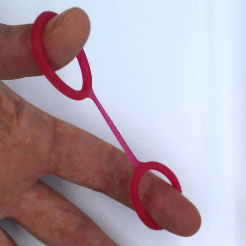 Simplyfloss reusable floss being stretched between fingers
