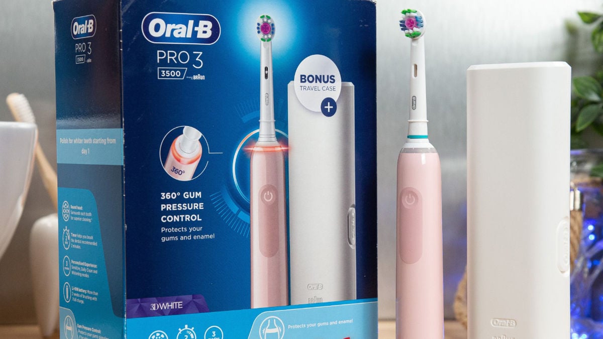 Oral-B Pro 3 3000 with its packaging and travel case