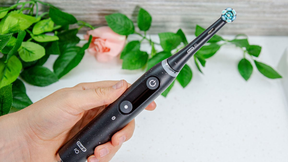 Oral-B iO10 in hand