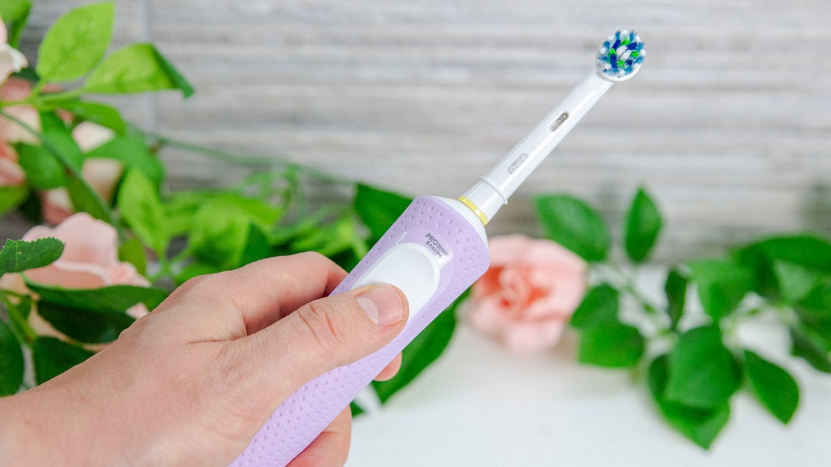 Oral_B_Vitality_Pro in hand