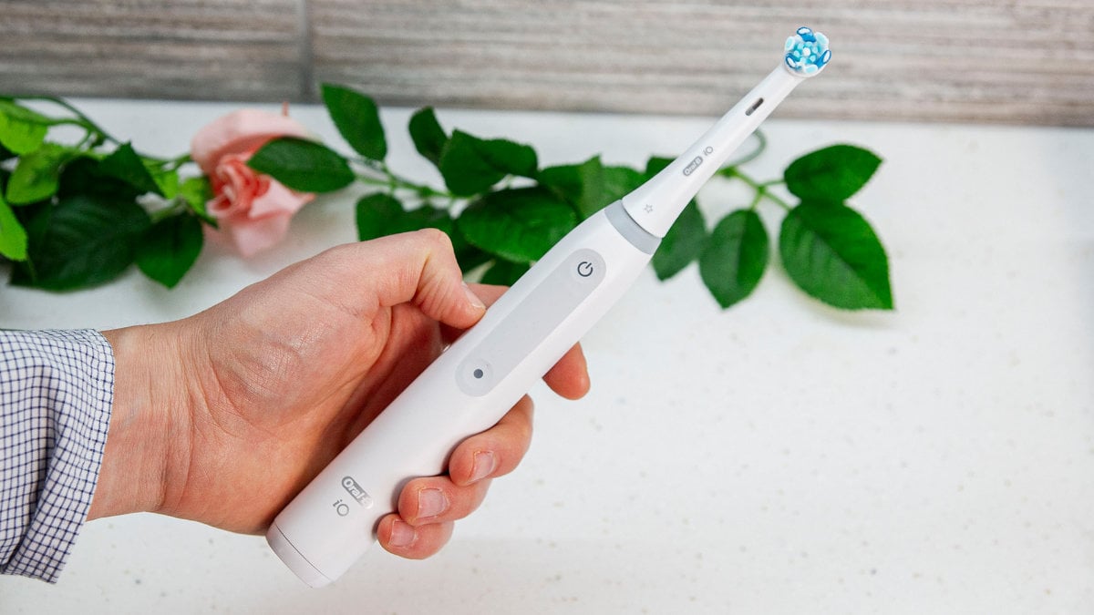 Oral-B iO3 in hand