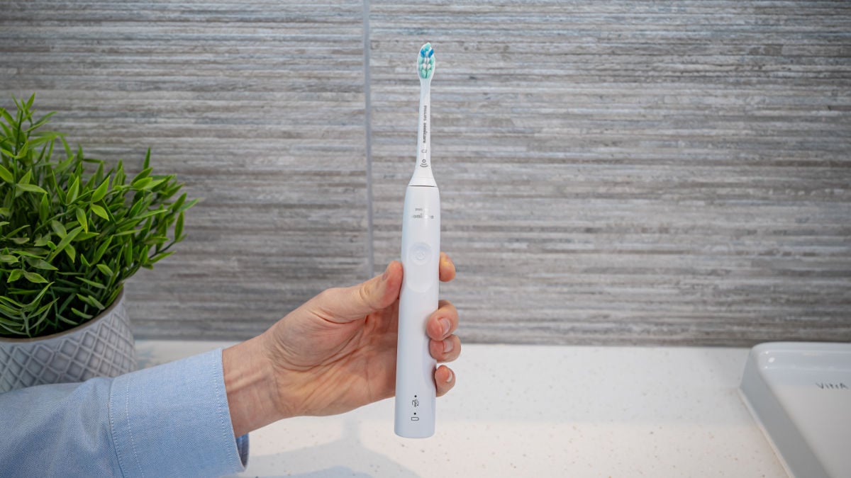 Sonicare 3100 Series in hand