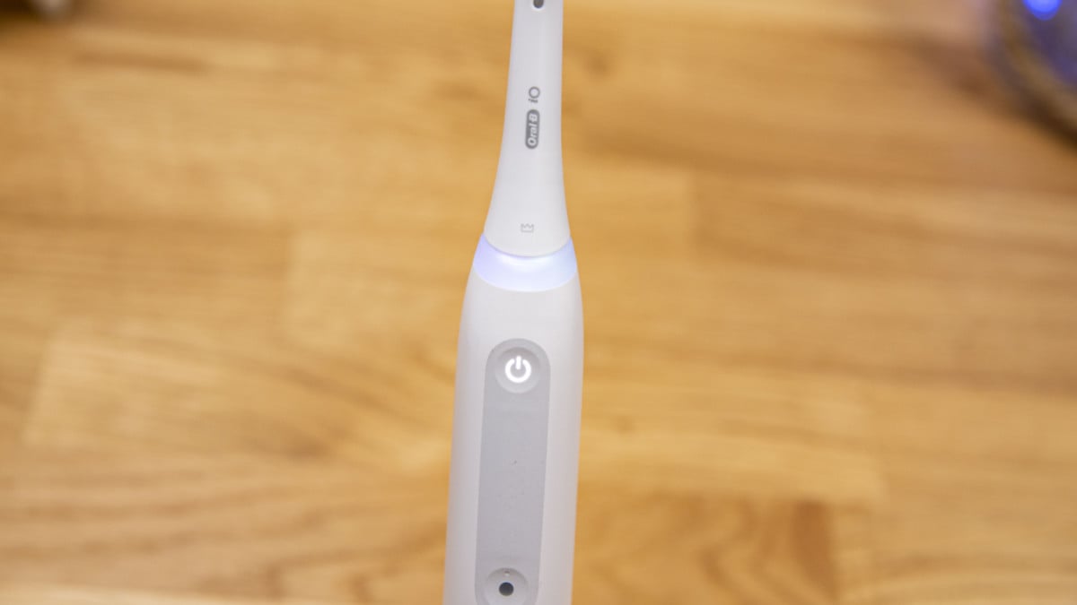 Oral-B iO light ring illuminating white
