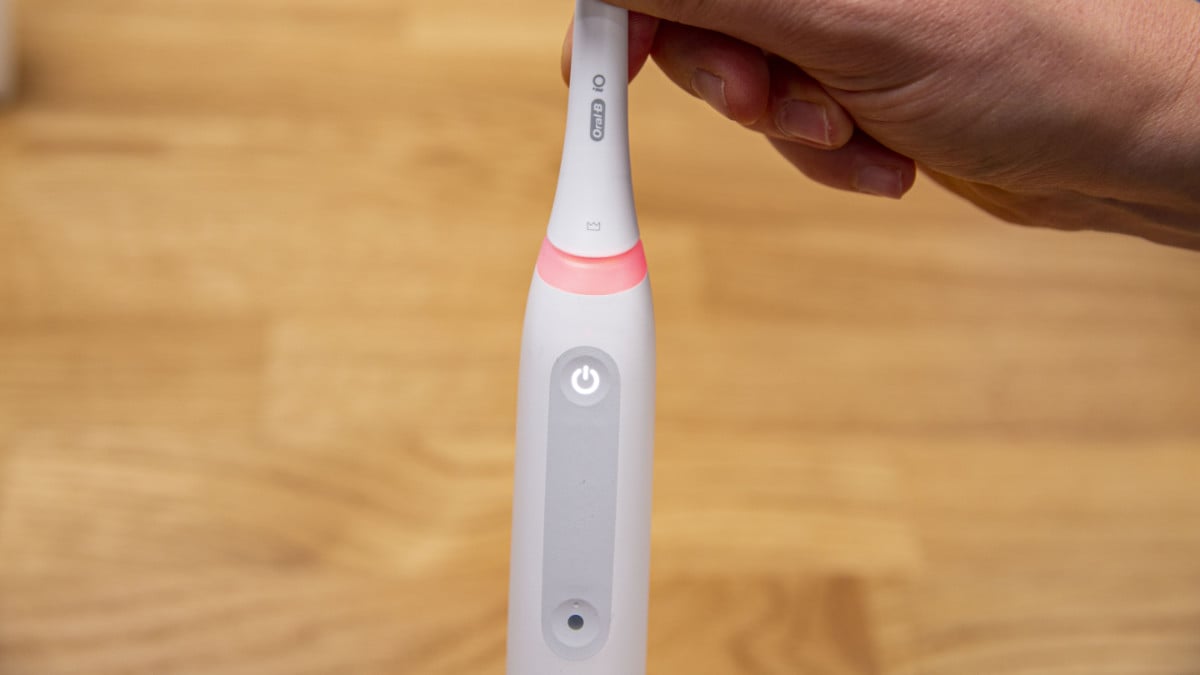Oral-B iO light ring illuminating red