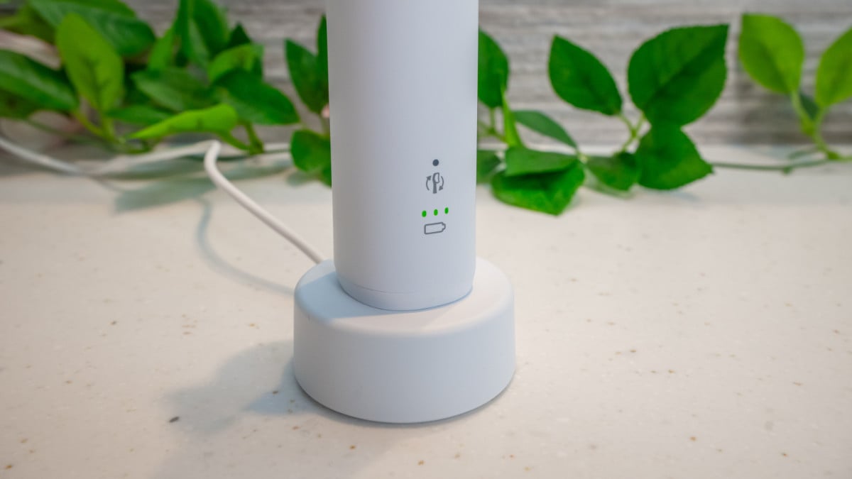 Sonicare Series 5300 battery notification LEDs close up