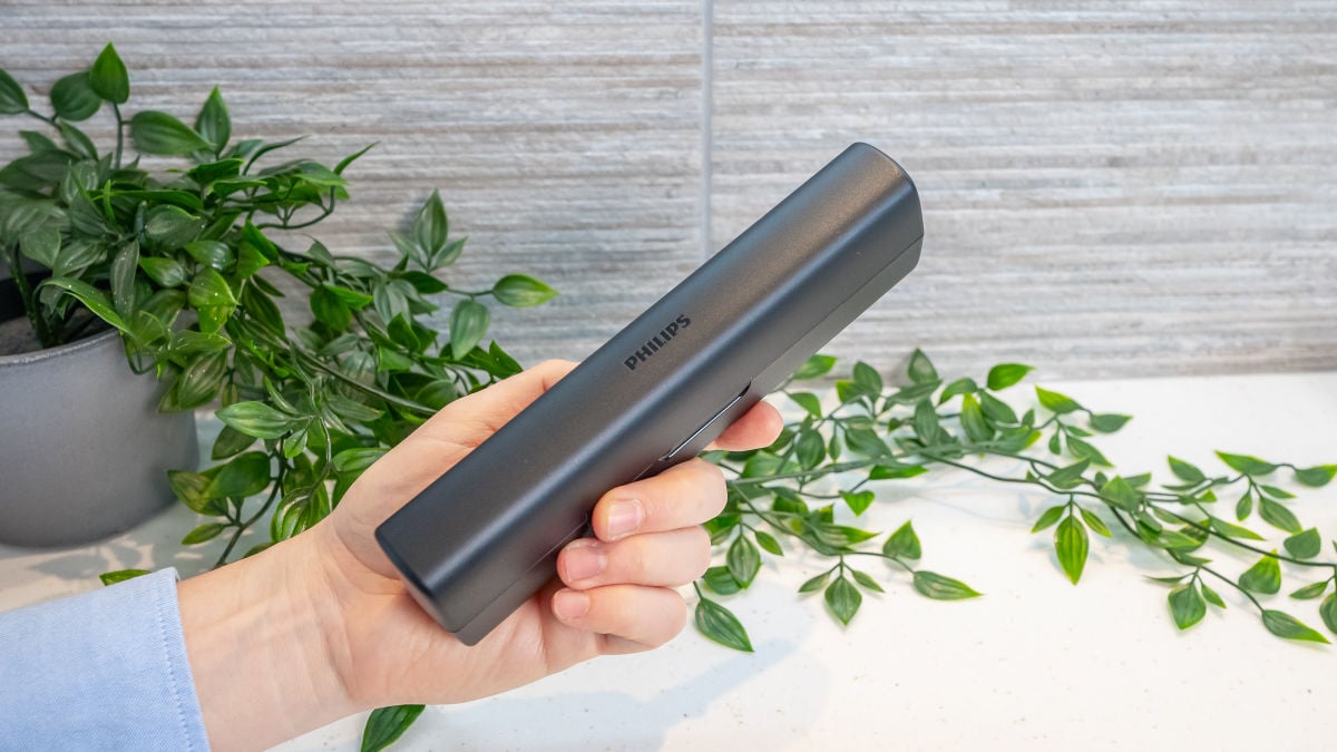 A hand holding the closed Sonicare Series 5500 travel case