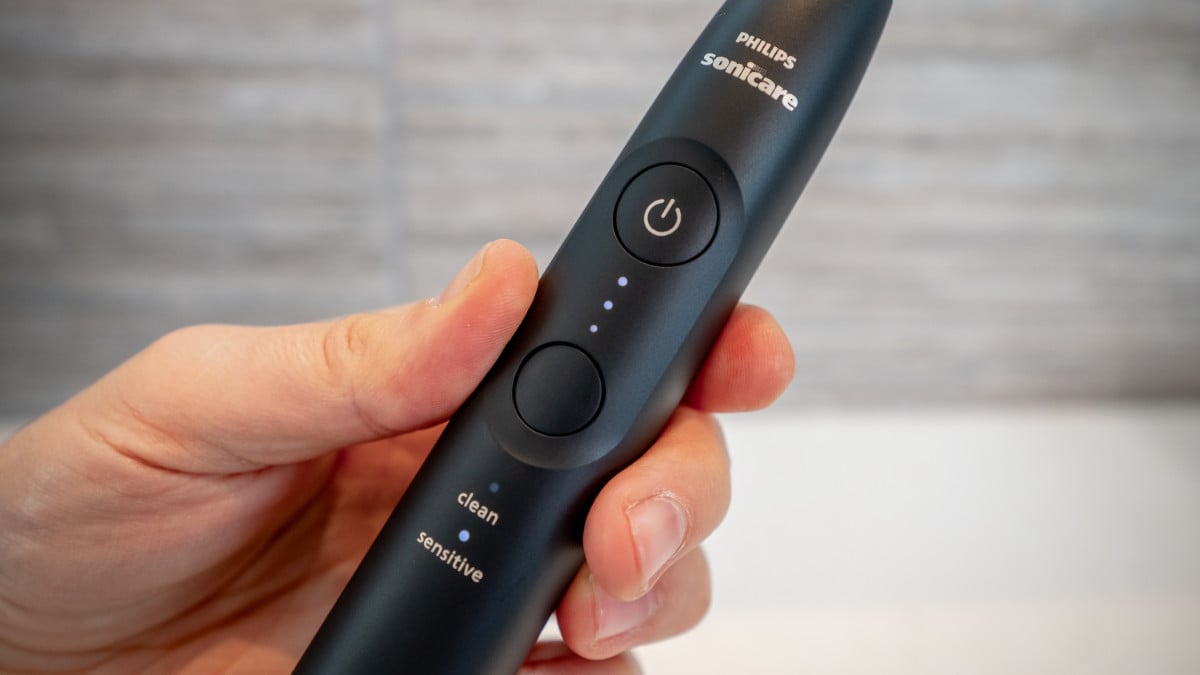 Sonicare Series 6100 close up showing intensities and mode labels