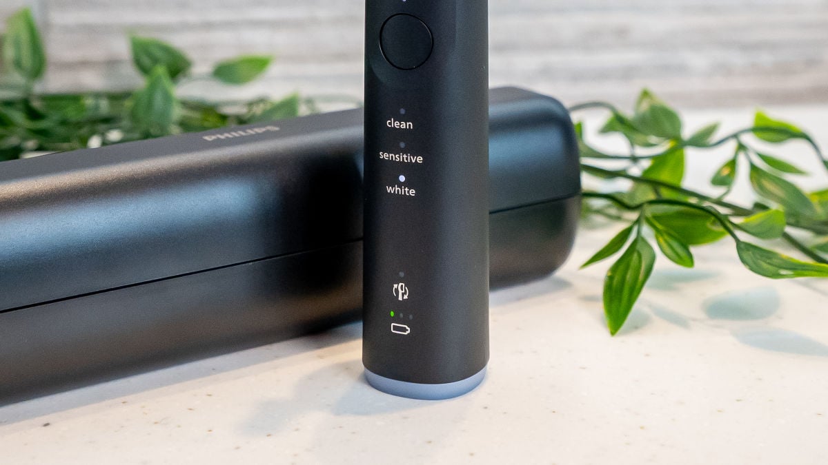 Sonicare Series 6500 lower half of handle showing cleaning modes and battery status