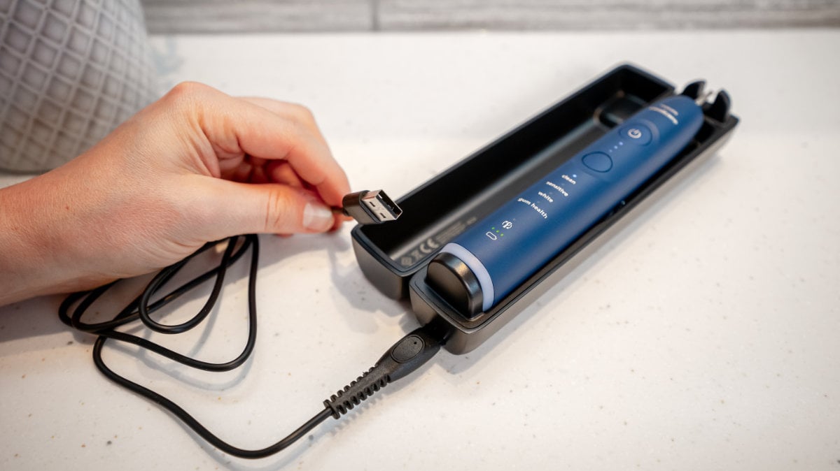 Sonicare Series 7100 in its charging case and charging cable being exhibited