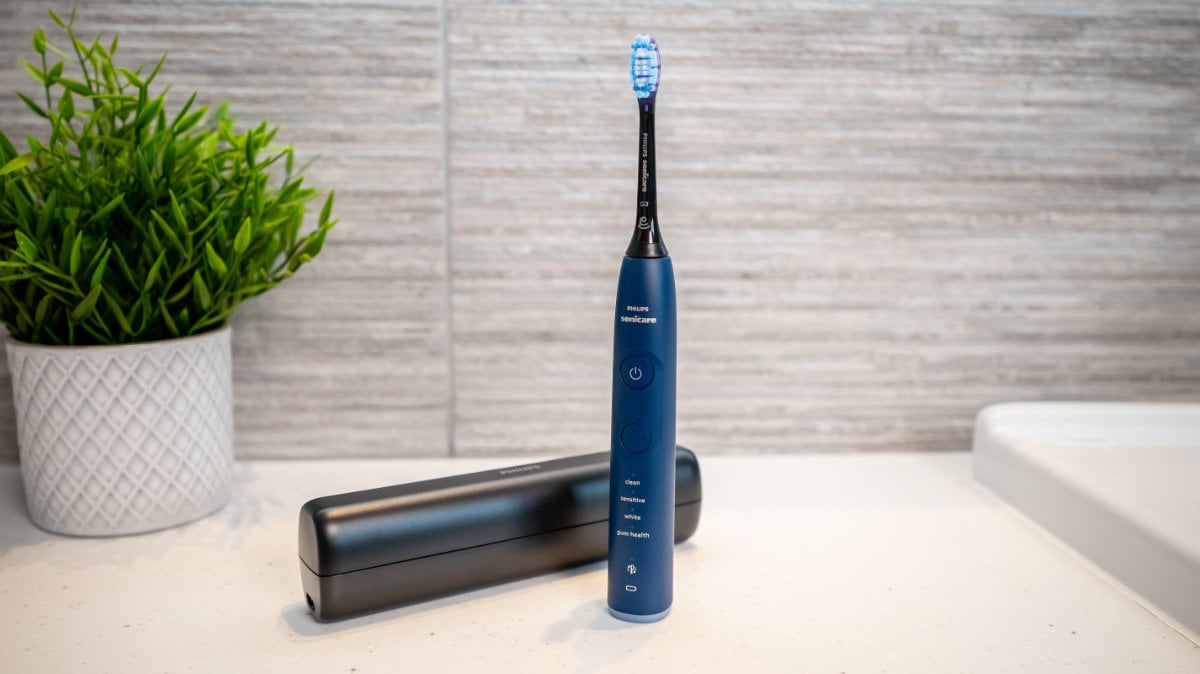 Sonicare Series 7100 with travel case