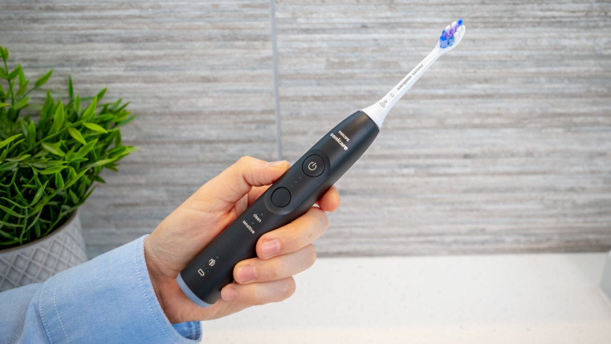hand gripping the Sonicare Series 6100