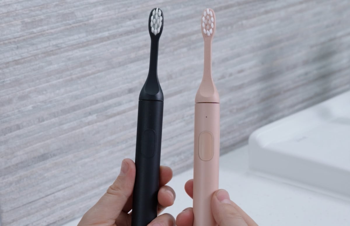 SURI 1.0 vs SURI 2.0 - brushes held side by side_1200_x_775