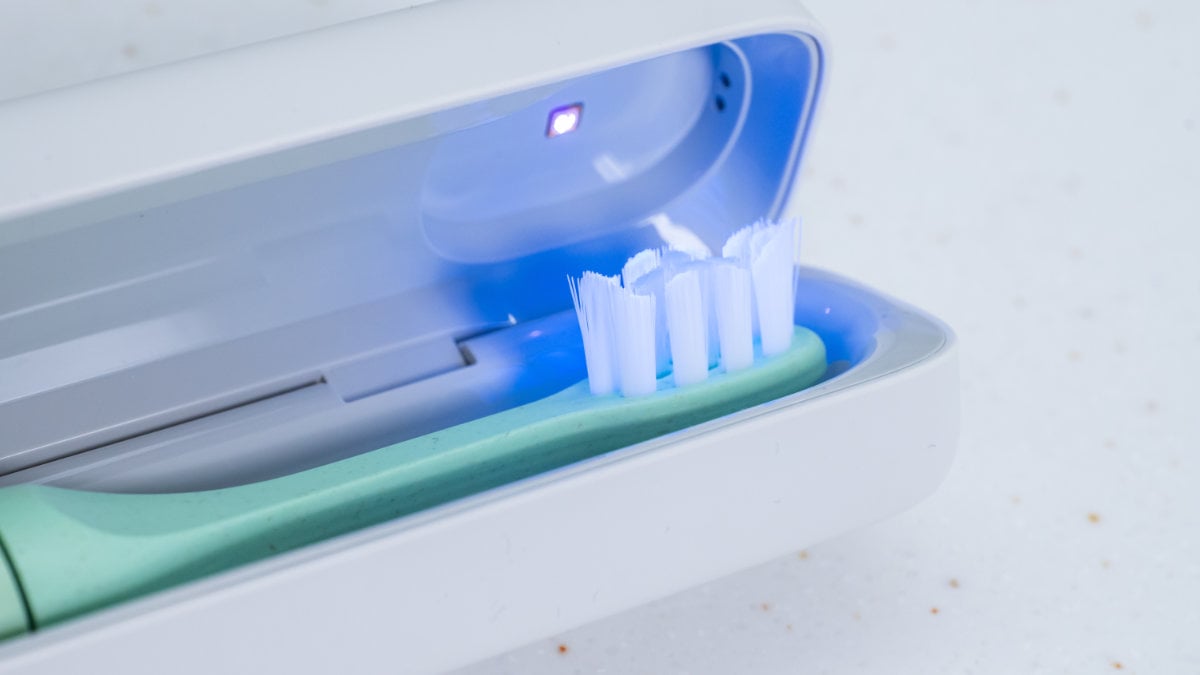 SURI 2.0 UV-C light shining on brush head in case