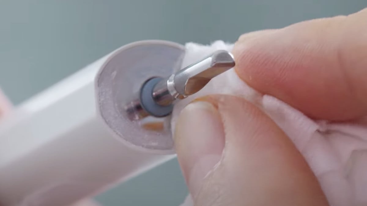 SURI 2.0 brush head being wiped clean