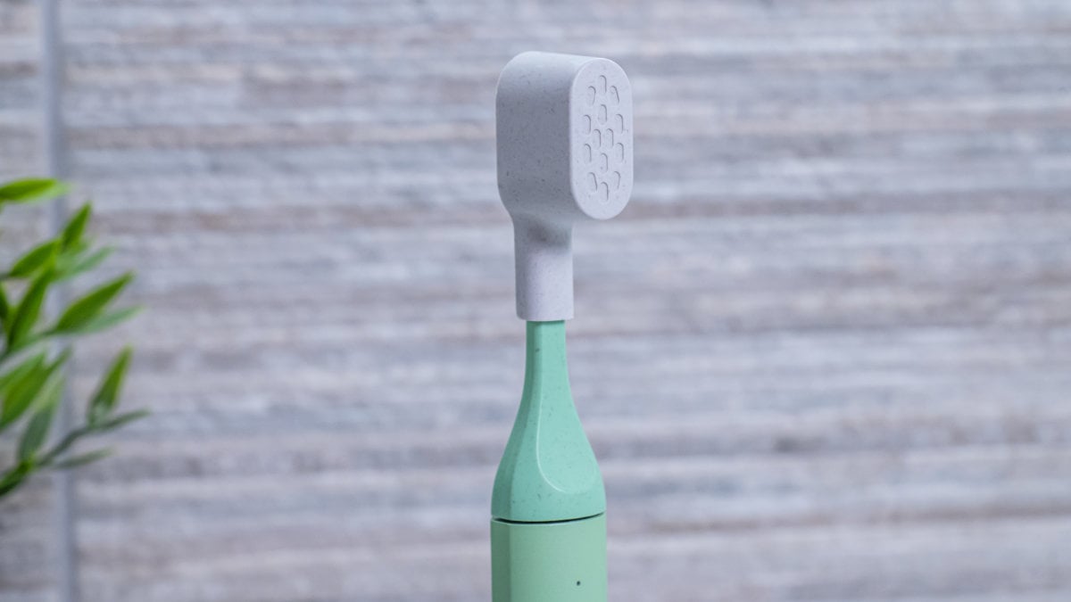 SURI 2.0 with brush head protector on