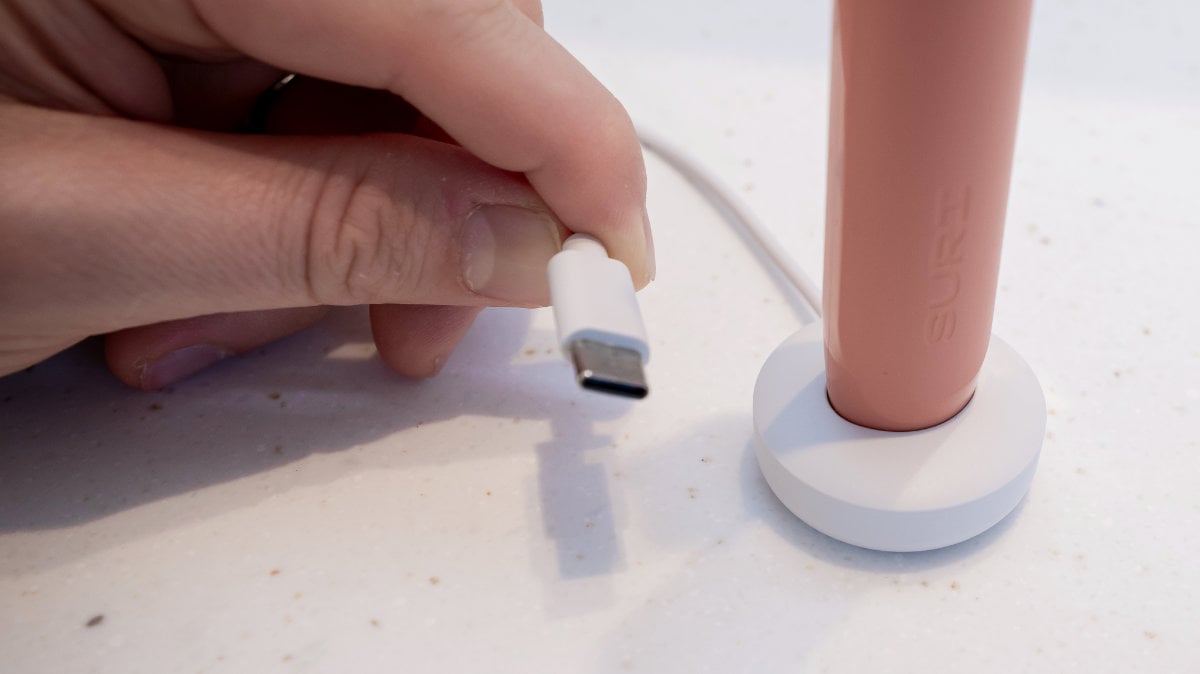 SURI Core 1.0 charging stand with USB-C connector