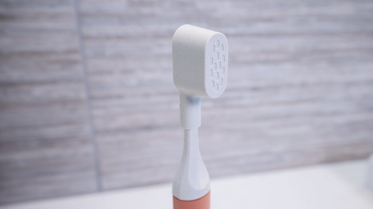 SURI Core brush head with travel cap on it