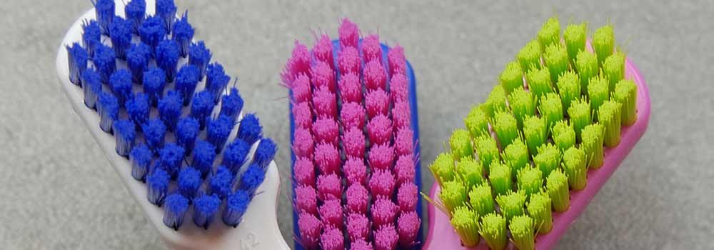Manual toothbrushes with different colored bristles