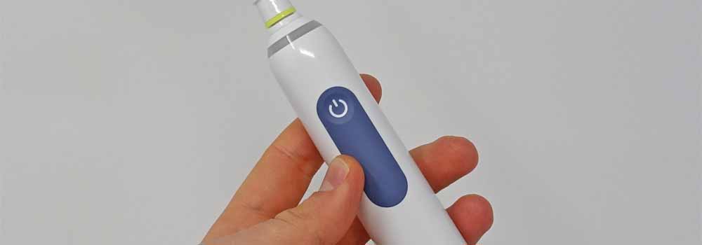 Oral-B Smart 1500 power button in hand