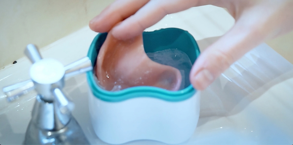 How to clean dentures 1