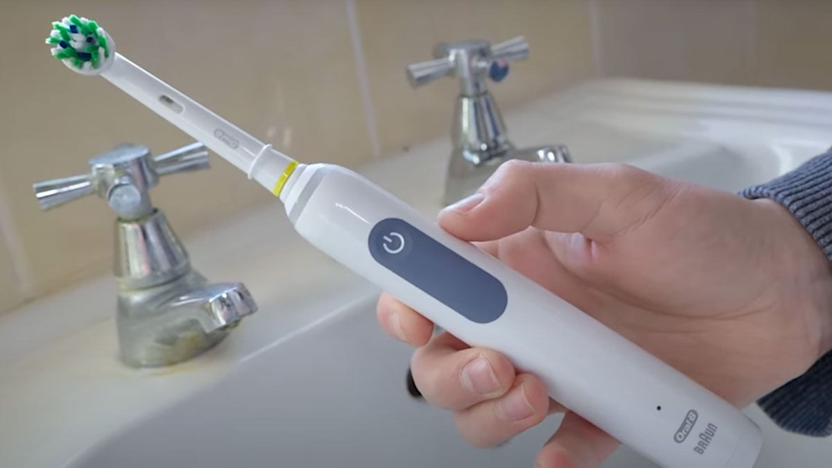 Oral-B Smart 1500 in hand