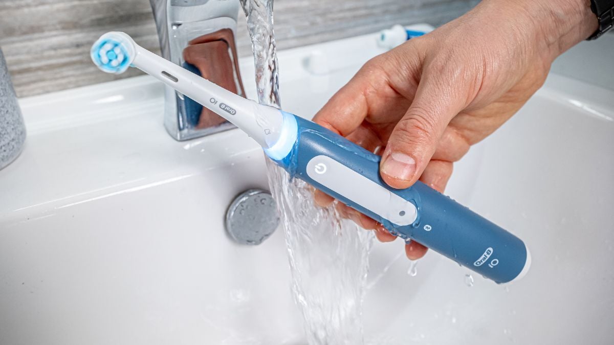 Can electric toothbrushes get wet? 5