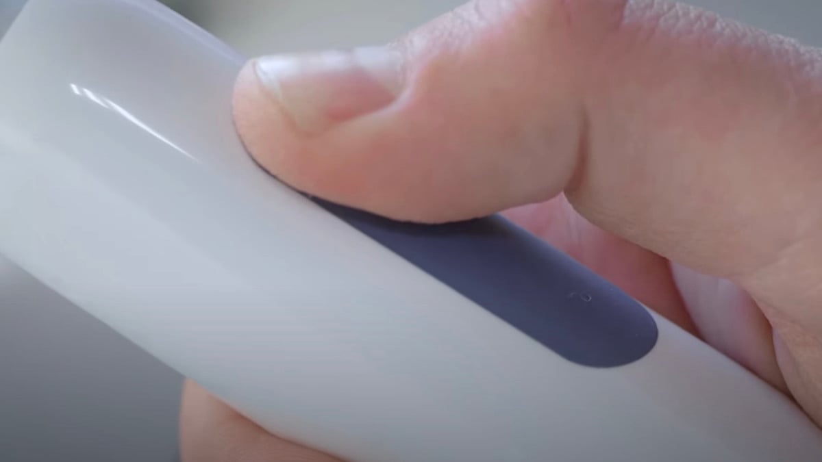 Thumb pressing Oral-B Smart 1500 power button