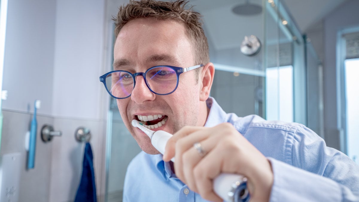 Jon cleaning his teeth with the Aquasonic Vibe