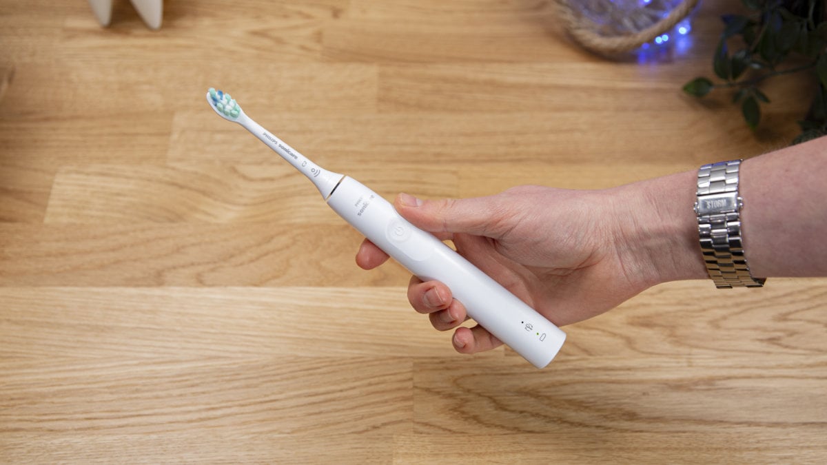 Sonicare 4100 Series in hand