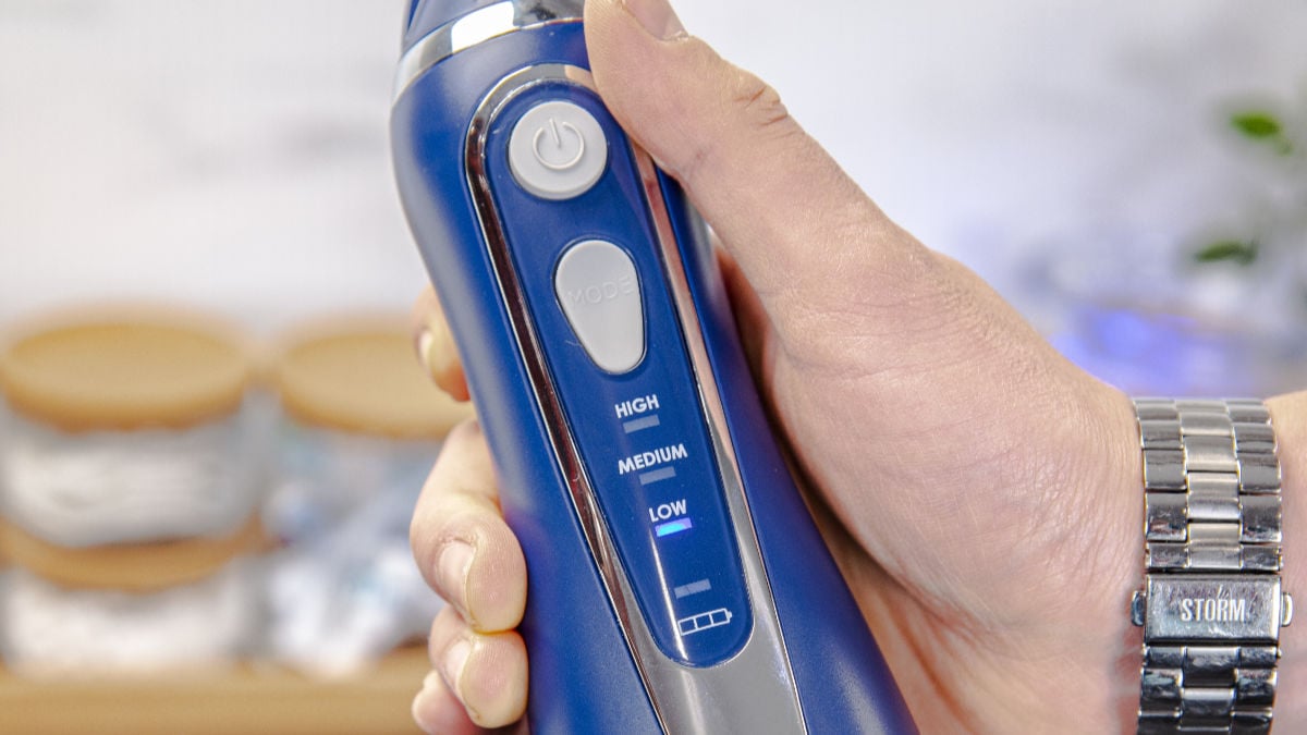 Close up showing the low pressure mode of the Cordless Advanced selected