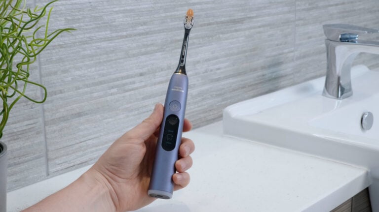 Sonicare_9900_DiamondClean_Prestige_In hand